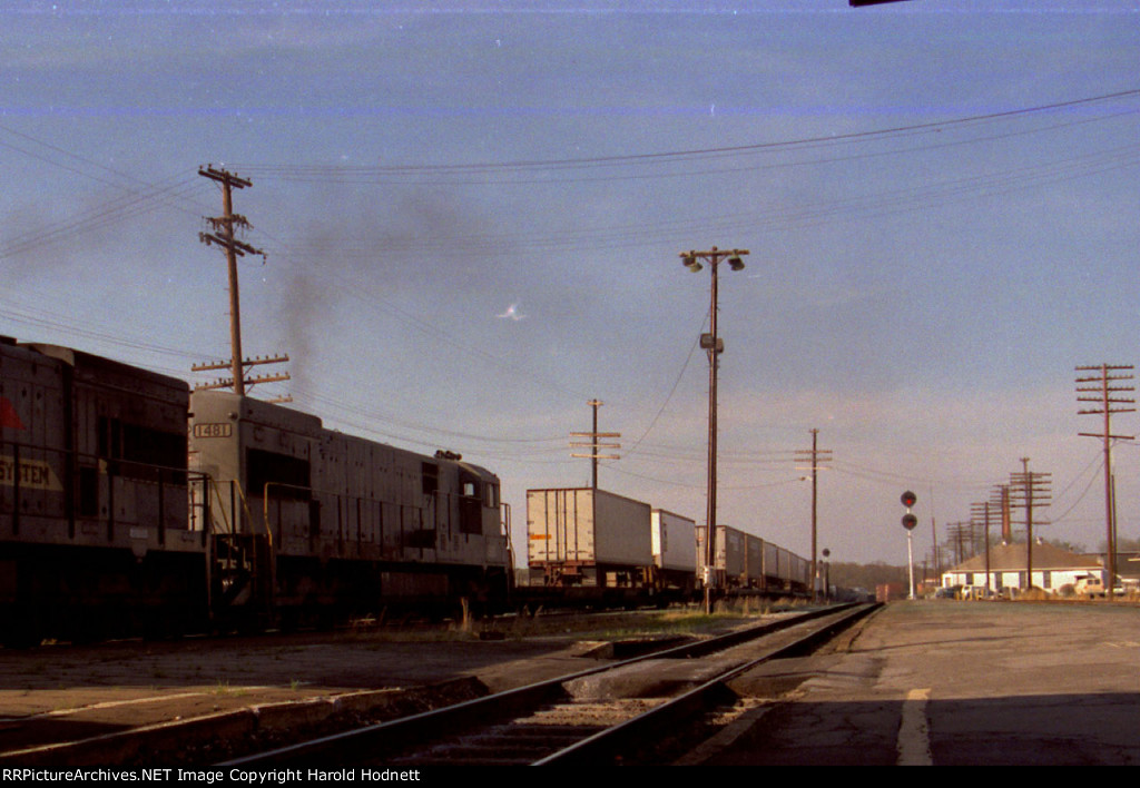 SBD 1481 on a southbound TOFC freight